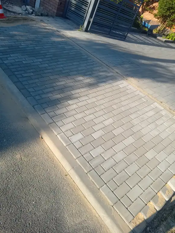Duża nawierzchnia z kostki brukowej z wyznaczonymi liniami podziału