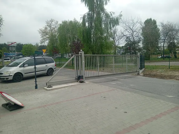 Ogrodzenie panelowe z bramą wjazdową i podjazdem z kostki