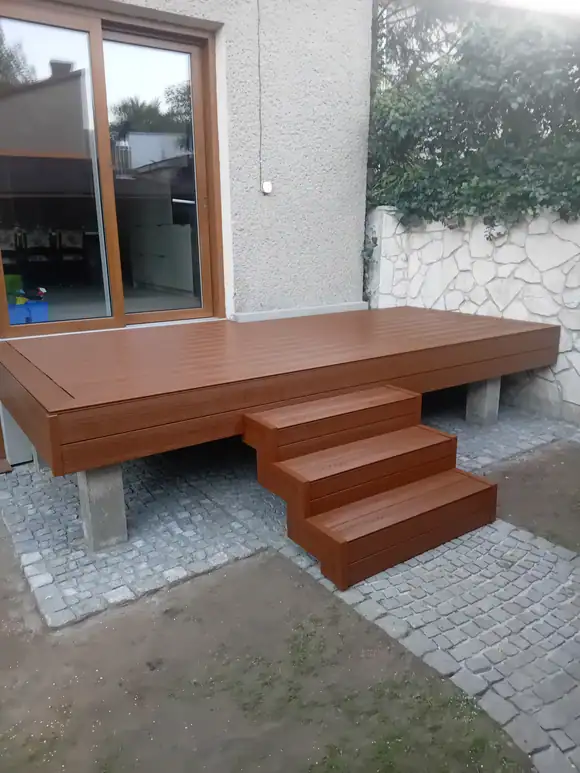 Schody i podest tarasu z desek kompozytowych przy budynku