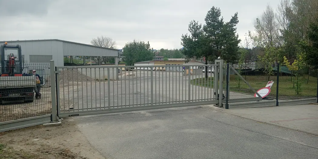Brama wjazdowa z napędem i furtką