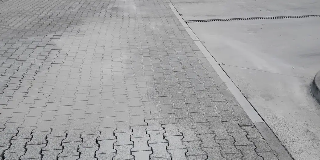 Podjazd z kostki brukowej przy domu jednorodzinnym