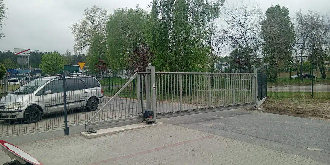 Ogrodzenie panelowe wzdłuż działki