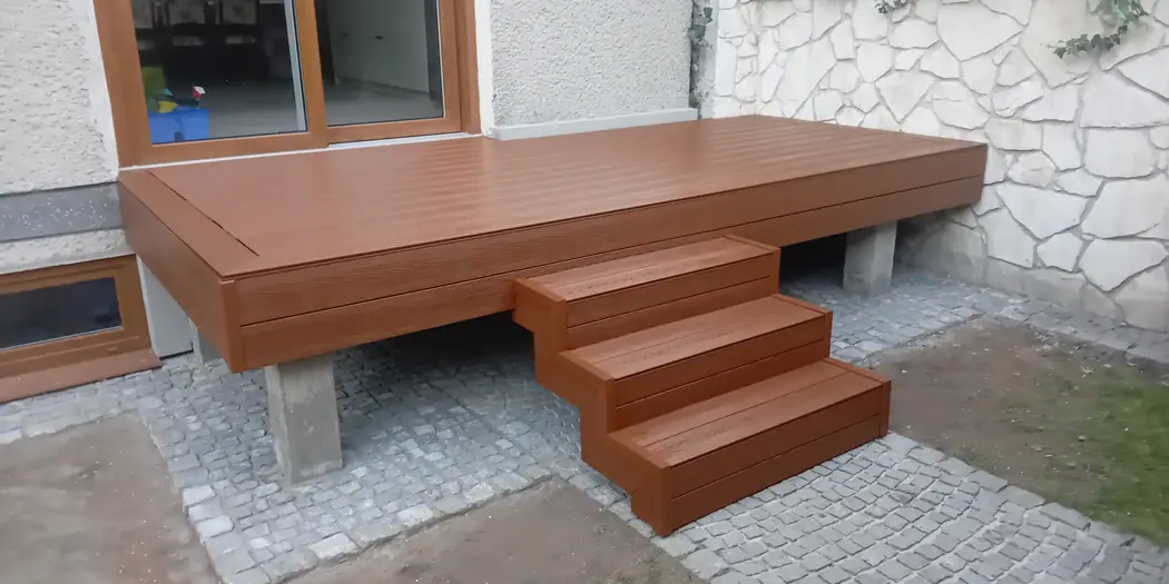 Taras z desek kompozytowych przy domu