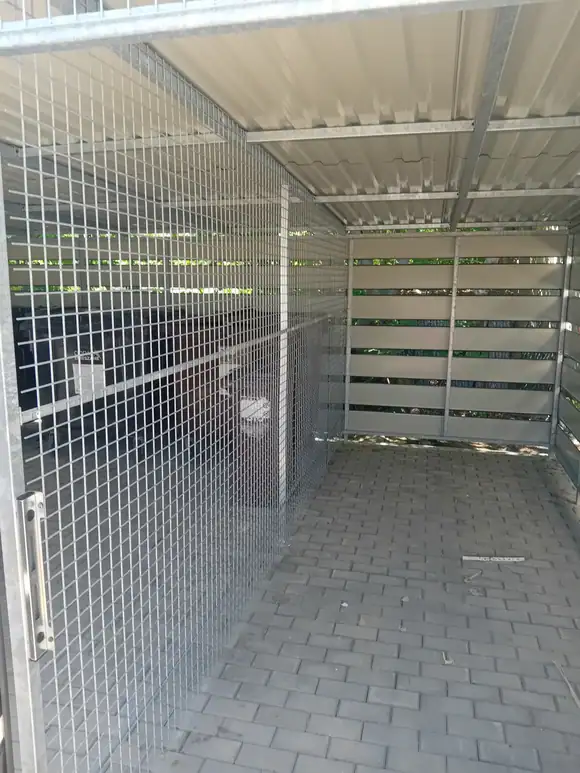 Wnętrze wiaty śmietnikowej — murowane ściany i dach na krokwiach